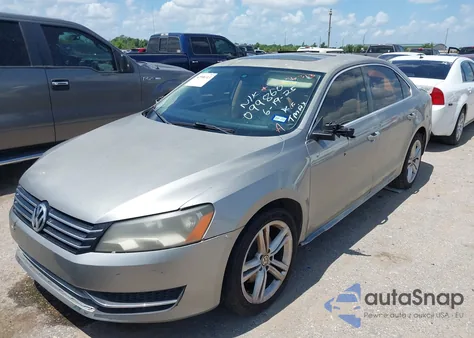 2012 Volkswagen Passat 2.5L Se z USA, uszkodzony, nr VIN 1VWBP7A37CC099860
